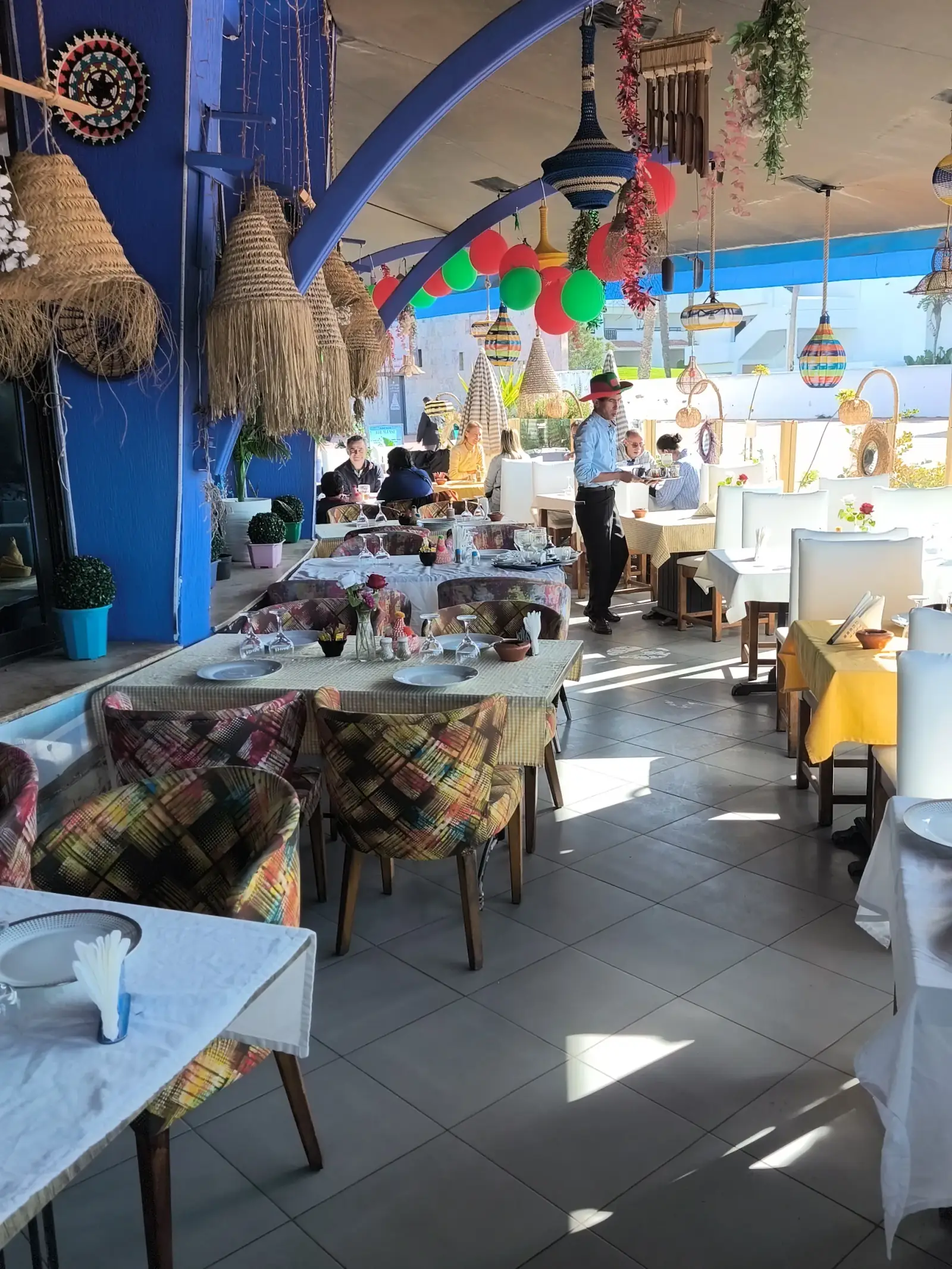 Ambiance de jour sur la terrasse Plage Bleue Agadir