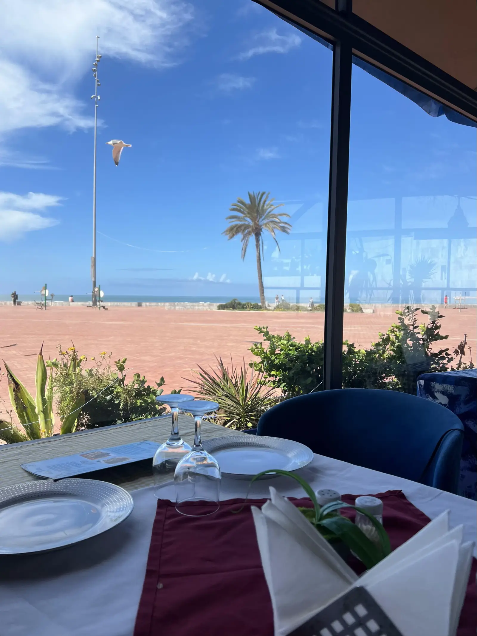 Table avec vue sur l'océan Atlantique à Plage Bleue